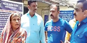 बँकेतून पेन्शनचे पैसे घेऊन जात असलेल्या वृद्ध महिलेला तीन महिलांच्या टोळीने लुटण्याचा प्रयत्न,आजीने  प्रसंगावधान आणि हिंमत दाखवत भररस्त्यात केली जबरदस्त धुलाई.