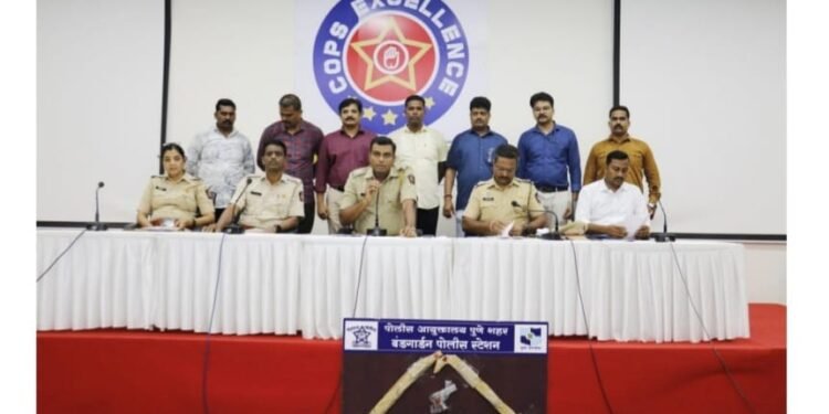 पुणे: मोका गुन्हयातील आरोपी व त्याचे संरक्षणासाठी असणाऱ्या पोलीसावर खुनी हल्ला, पिस्टल, तलवारी व कोयत्यासह बंडगार्डन पोलिसांनी आरोपीला केली अटक.