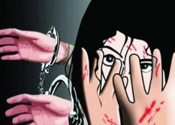 मुंबई टीव्हीचा आवाज कमी कर अस सासू बोलली म्हणून सूनेनं सासूची 3 बोटं चावली, नवऱ्याला केली मारहाण.