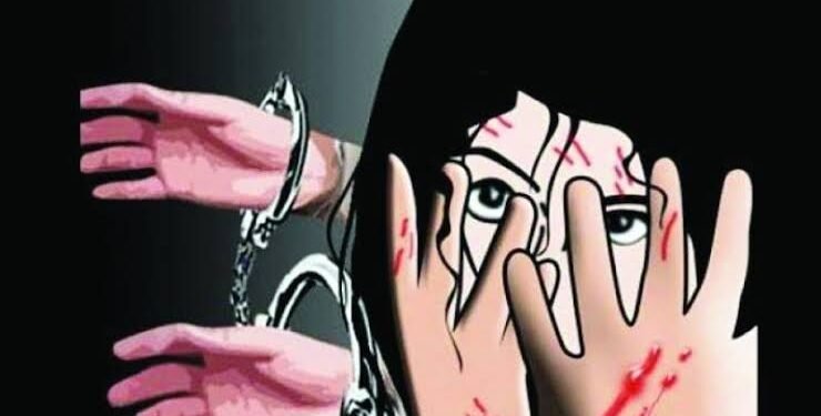 मुंबई टीव्हीचा आवाज कमी कर अस सासू बोलली म्हणून सूनेनं सासूची 3 बोटं चावली, नवऱ्याला केली मारहाण.