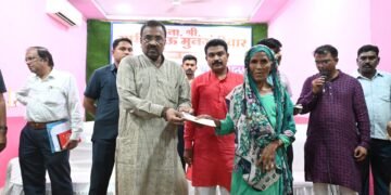 घुग्‍गुस:भुस्‍खलन घटनेतील स्‍थलांतरीत कुटूंबांना धनादेशाचे वितरण, भुस्‍खलन घटनेची पुनरावृत्‍ती होणार नाही यादृष्‍टीने उपाययोजना करण्‍याचा प्रयत्‍न करणार मंत्री सुधीर मुनगंटीवार