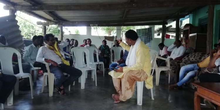 रेपनपली येतील वन हक्क दाव्याचे संदर्भात जि.प.माजी अध्यक्ष अजय कंकडालवार यांच्या निवासस्थानी चर्चा.