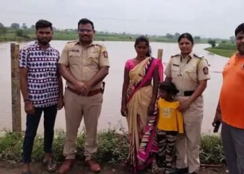 ती आली आपल्या पाच वर्षीय मुलासह गोदावरी नदीपात्रात उडी मारून जीव द्यायला आली, पोलिसांच्या कर्तव्यदक्षतेमुळे वाचले माय लेकाचे प्राण.