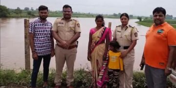 ती आली आपल्या पाच वर्षीय मुलासह गोदावरी नदीपात्रात उडी मारून जीव द्यायला आली, पोलिसांच्या कर्तव्यदक्षतेमुळे वाचले माय लेकाचे प्राण.