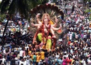 शिवसेना, शिंदे गट आणि शिवसेना कार्यकत्यात जोरदार राडा, बंडखोर आमदार सदा सरवणकर यांनी गोळीबार केल्याचा आरोप.