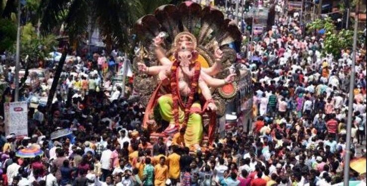 शिवसेना, शिंदे गट आणि शिवसेना कार्यकत्यात जोरदार राडा, बंडखोर आमदार सदा सरवणकर यांनी गोळीबार केल्याचा आरोप.