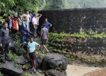 मित्रांसोबत धबधब्यावर गेलेला तरुण पाण्याचा प्रवाह अचानक वाढल्याने गेला वाहून, शोध मोहीम सुरू