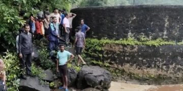 मित्रांसोबत धबधब्यावर गेलेला तरुण पाण्याचा प्रवाह अचानक वाढल्याने गेला वाहून, शोध मोहीम सुरू