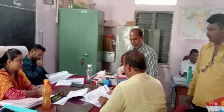 सावंगी घोगली येथील उपसरपंच प्रज्वल तागडे यांनी सरपंच व उपसरपंच पदाचा दुरुपयोग केल्याने त्यांना पदमुक्त करून अतिक्रमण काढण्याची कारवाई करावी अशी गावकऱ्याची मागणी.