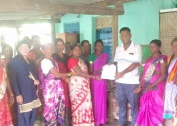 गडचिरोली: ग्रामपंचायत कार्यालय, देवलगरी, रुद्रम्मादेवी महिला देवलमरी येथे महाराष्ट्र बँकेची शाखा परत आणण्याकरीता निवेदन.