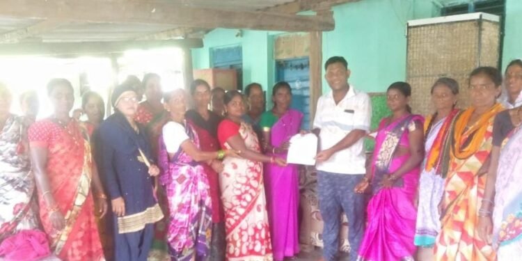 गडचिरोली: ग्रामपंचायत कार्यालय, देवलगरी, रुद्रम्मादेवी महिला देवलमरी येथे महाराष्ट्र बँकेची शाखा परत आणण्याकरीता निवेदन.