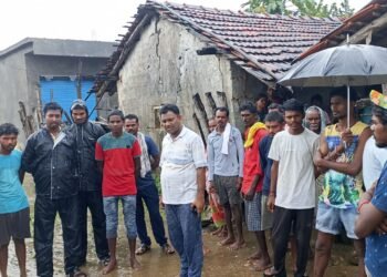 गडचिरोली: जि.प.माजी अध्यक्ष अजय कंकडालवार यांनी कोलपल्ली येथील सेगंटी कुटुंबाची सत्वन भेट घेऊन केली आर्थिक मदत.