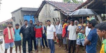 गडचिरोली: जि.प.माजी अध्यक्ष अजय कंकडालवार यांनी कोलपल्ली येथील सेगंटी कुटुंबाची सत्वन भेट घेऊन केली आर्थिक मदत.