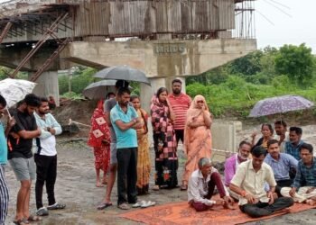 नागपूर जिल्हातील घोराड रेल्वे क्रॉसिंग जवळील पाणीपुरवठा बंद असल्याने सरपंच मंगेश गोतमारे यांचे ठिय्या आंदोलन.