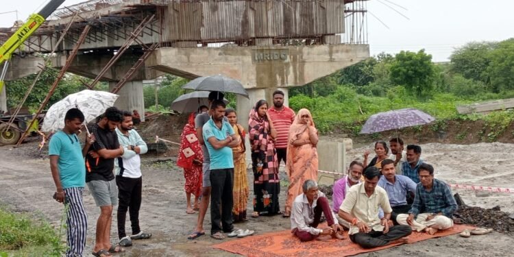 नागपूर जिल्हातील घोराड रेल्वे क्रॉसिंग जवळील पाणीपुरवठा बंद असल्याने सरपंच मंगेश गोतमारे यांचे ठिय्या आंदोलन.