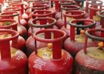 सरकारी योजनेतून गॅसजोडणी मिळवून देण्याच्या बहाण्याने अनोळखी तरुण आणि तरुणीने गावातील २५ ते ३० नागरिकाची फसवणूक.