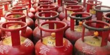 सरकारी योजनेतून गॅसजोडणी मिळवून देण्याच्या बहाण्याने अनोळखी तरुण आणि तरुणीने गावातील २५ ते ३० नागरिकाची फसवणूक.