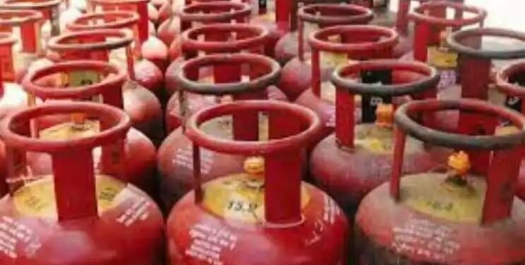 सरकारी योजनेतून गॅसजोडणी मिळवून देण्याच्या बहाण्याने अनोळखी तरुण आणि तरुणीने गावातील २५ ते ३० नागरिकाची फसवणूक.