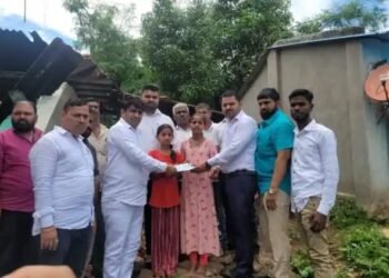 नाशिक: वंजारवाडी येथे वीज पडून मृत्यू झालेल्या गवारी कुटुंबाच्या वारसांना मुख्यमंत्री सहायता निधीतून एक लाखाची मदत.