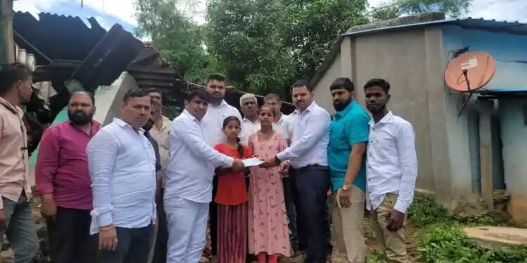 नाशिक: वंजारवाडी येथे वीज पडून मृत्यू झालेल्या गवारी कुटुंबाच्या वारसांना मुख्यमंत्री सहायता निधीतून एक लाखाची मदत.