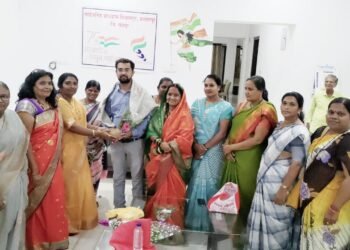 नवनिर्वाचित सिनेट सदस्य प्रा.निलेश बेलेखेड़े यांचा सत्कार बल्लारपुर शिवसेना महिला आघाडीने केले.