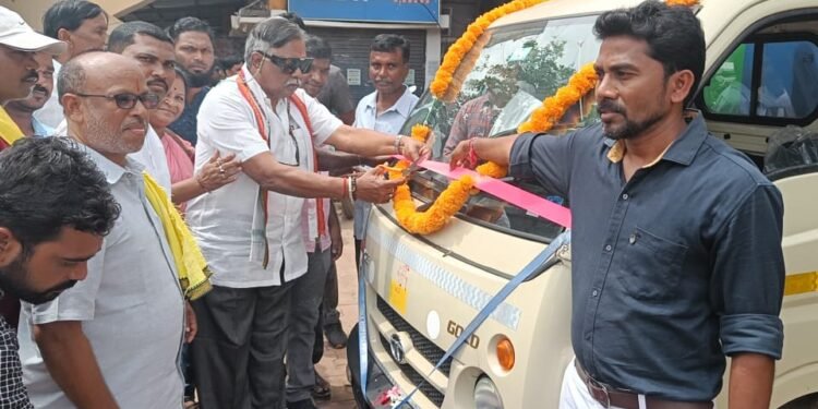 अहेरी: कचरा व्यवस्थापनासाठी 2 चारचाकी घंटागाड्या दाखल, आ. धर्मराव बाबा आत्राम यांच्याहस्ते झालं उदघाटन.