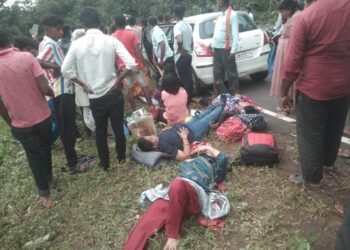 नागपुरातील हिंगणी-सेलू मार्गावर भीषण बस अपघात, प्रवाशांनी भरलेली खासगी बस उलटली, अनेक नागरीक गंभीर जखमी.