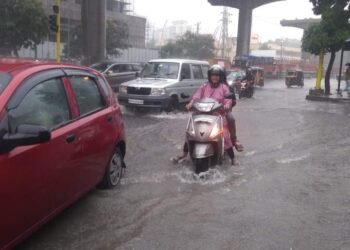 ठाणे शहरात जोरदार पाऊस, मोठ्या प्रमाणात वाहतुकीची कोंडी.