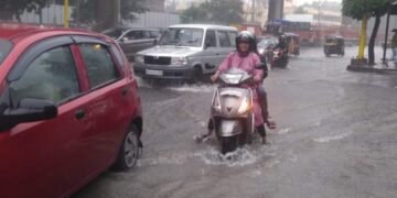 ठाणे शहरात जोरदार पाऊस, मोठ्या प्रमाणात वाहतुकीची कोंडी.