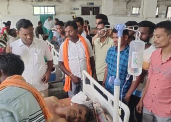 अस्वलीच्या हल्ल्यात इसम जखमी, माजी जि.प.अध्यक्ष अजय कंकडालवार यांनी दवाखान्यात जाऊन केली विचारपुस व आर्थिक मदत केली.