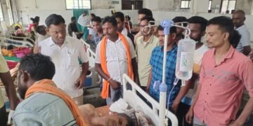 अस्वलीच्या हल्ल्यात इसम जखमी, माजी जि.प.अध्यक्ष अजय कंकडालवार यांनी दवाखान्यात जाऊन केली विचारपुस व आर्थिक मदत केली.