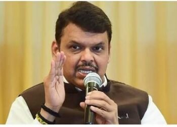 पोलिस भरती झाली पाहिजे, अशा घोषणा देत उपमुख्यमंत्री देवेंद्र फडणवीस यांच्या कार्यक्रमात युवकाचे आंदोलन, पोलिसांनी केला युवकांवर लाठीचार्ज.