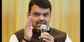 पोलिस भरती झाली पाहिजे, अशा घोषणा देत उपमुख्यमंत्री देवेंद्र फडणवीस यांच्या कार्यक्रमात युवकाचे आंदोलन, पोलिसांनी केला युवकांवर लाठीचार्ज.