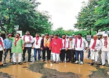 नाशिक: शहरात रस्त्यांवर मोठ-मोठे खड्डे, मनसे तर्फे  गुलाल, नारळ वाहून ढोल-ताशांचा गजरात अनोखे आंदोलन.