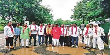 नाशिक: शहरात रस्त्यांवर मोठ-मोठे खड्डे, मनसे तर्फे  गुलाल, नारळ वाहून ढोल-ताशांचा गजरात अनोखे आंदोलन.