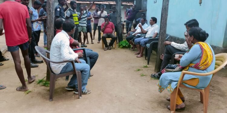 तुमरगुंडा येथील नागरिकांची विविध समस्यांवर माजी आमदार दिपक दादा आत्राम यांच्यासोबत संवाद.