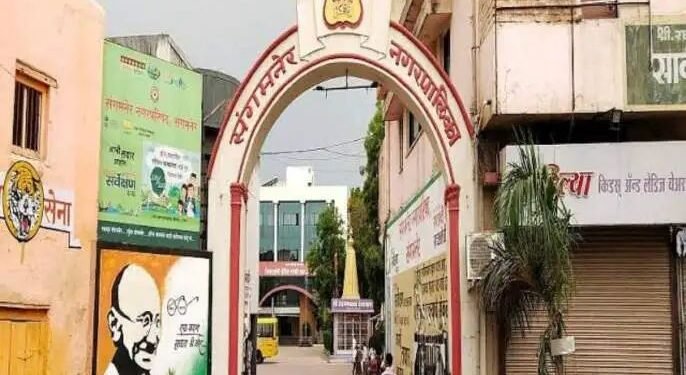 संगमनेर शहरातील हिंदू धर्मियाची स्मशानभूमी प्रकरण, न.पा अभियंत्यांवर शासनाची फसवणूक करण्याचा ठपका, दोघा अभियंत्यांवर शहर पोलीस ठाण्यात फसवणुकीचा गुन्हा दाखल.