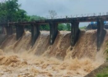 शेतकऱ्यांच्या मृत्यूला पाटबंधारे विभाग जबाबदार? खेकरानाला धरणाच्या प्रवाहात वाहून गेलेला शेतकरी आज सापडला, रायवाडी शिवारातील घटना.