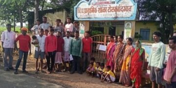 गोंडपिपारी तालुक्यांतील टोला नांदगाव येथील गावकऱ्यांनी अखेर शाळेला कुलूपच ठोकले.