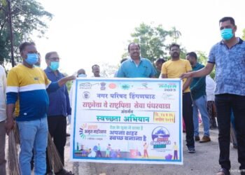 सेवा पंधरवाड्याअंतर्गत हिंगणघाट येथील संत तुकडोजी वार्ड येथे स्वच्छता अभियानाचे आयोजन, आमदार समिर कुणावार यांचा सहभाग.