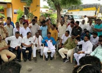 जालना:- जिल्ह्यातील आंबेडकरी चळवळीतील नेते विलास डोळसे यांच्यावर राजकीय दबावापोटी 302 कलम अंतर्गत गुन्हा केला दाखल? निषेध व्यक्त करून प्रशासनाला जाब विचारण्यासाठी भीमसैनिकांची एसपी कार्यालयावर धडक.