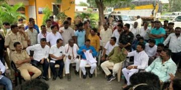 जालना:- जिल्ह्यातील आंबेडकरी चळवळीतील नेते विलास डोळसे यांच्यावर राजकीय दबावापोटी 302 कलम अंतर्गत गुन्हा केला दाखल? निषेध व्यक्त करून प्रशासनाला जाब विचारण्यासाठी भीमसैनिकांची एसपी कार्यालयावर धडक.