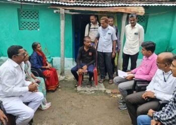 यवतमाळ: शेतकरी आत्महत्याग्रस्त कुटुंबाला जिल्हाधिकारी यांची भेट, एक लाखाची केली आर्थिक मदत.