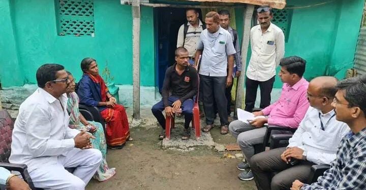 यवतमाळ: शेतकरी आत्महत्याग्रस्त कुटुंबाला जिल्हाधिकारी यांची भेट, एक लाखाची केली आर्थिक मदत.