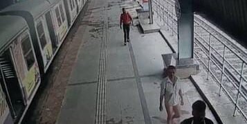 मुंबई: जोगेश्वरी रेल्वे स्थानकात महिला प्रवाशाचा विनयभंग, घटना सीसीटीव्हीत कैद.