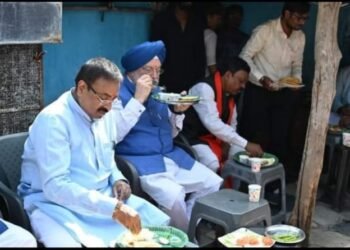 केन्द्रीय मंत्री पुरी ने किया बल्लारपुर का दौरा व किया गरीब हमाल परिवार के घर भोजन.