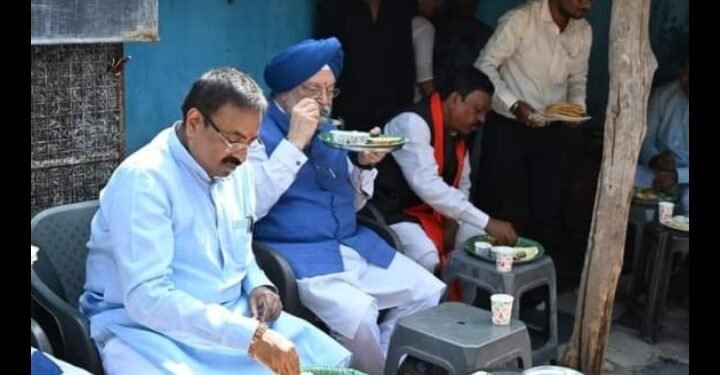 केन्द्रीय मंत्री पुरी ने किया बल्लारपुर का दौरा व किया गरीब हमाल परिवार के घर भोजन.