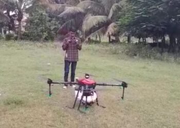 हिंगणघाटच्या तरुणाने केली कमाल; शेती उपयोगी फवारणीसाठी बनवला ड्रोन, सर्विकडे होत आहे तरुणाचे कौतुक.