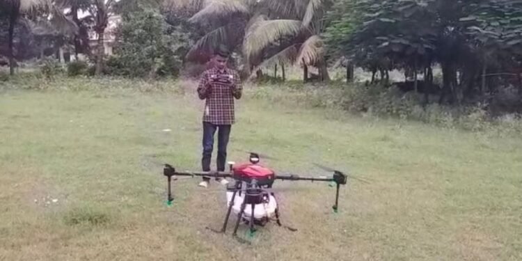 हिंगणघाटच्या तरुणाने केली कमाल; शेती उपयोगी फवारणीसाठी बनवला ड्रोन, सर्विकडे होत आहे तरुणाचे कौतुक.