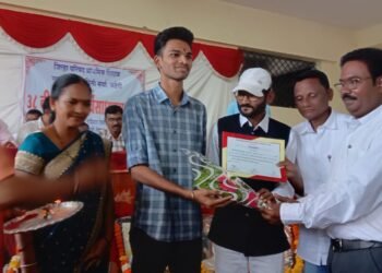 अहेरी: वैद्यकीय अभ्यासक्रमात प्रवेशित मृणाल रत्नम चा जाहीर सत्कार.